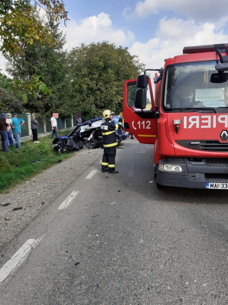 FOTO: Șofer blocat între fiarele mașinii, accident grav în curbele de la Bălțătești, ZCH NEWS - sursa ta de informații