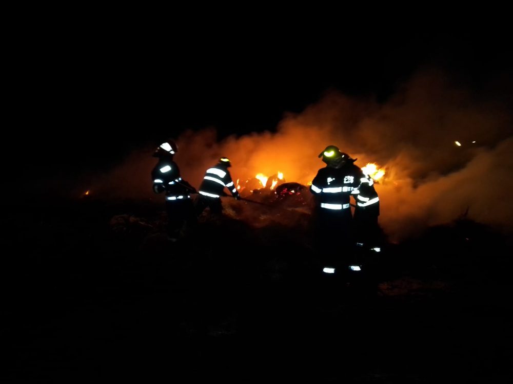 FOTO&#038;VIDEO Muncă de Sisif la stingerea unui incendiu la depozite de furaje în Botoşani, ZCH NEWS - sursa ta de informații