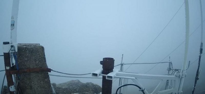 VIDEO: Ninsoare de toamnă pe Ceahlău, meteorologii anunță și vânt puternic până vineri