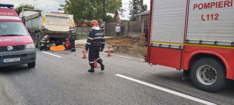 FOTO: Accident mortal cumplit: Bărbat zdrobit sub un autocamion greu