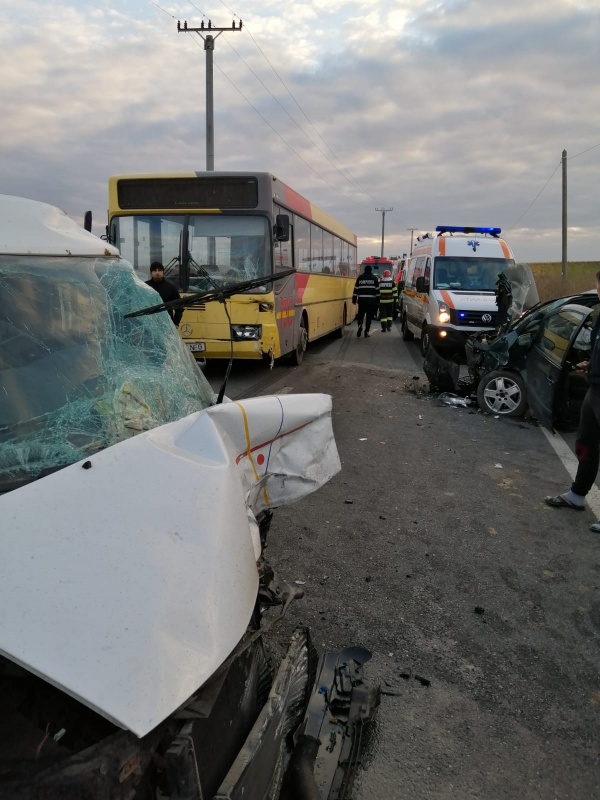 Foto. Impact frontal între un autobuz și două autoturisme, 4 victime în spital, ZCH NEWS - sursa ta de informații