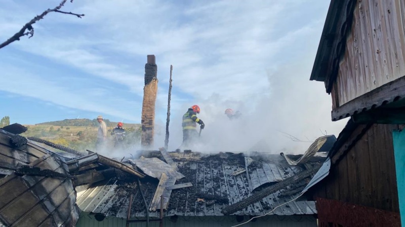 Foto. Casă bătrânească distrusă de flăcări, ZCH NEWS - sursa ta de informații