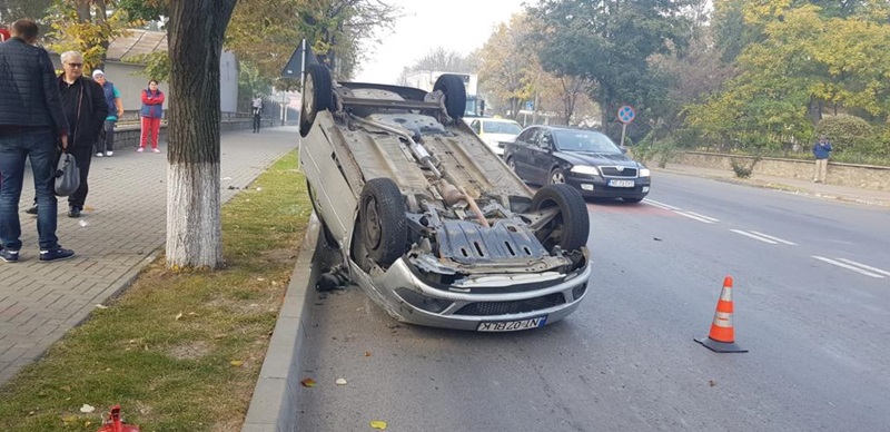 Mașină răsturnată într-o curbă la Târgu Frumos, ZCH NEWS - sursa ta de informații