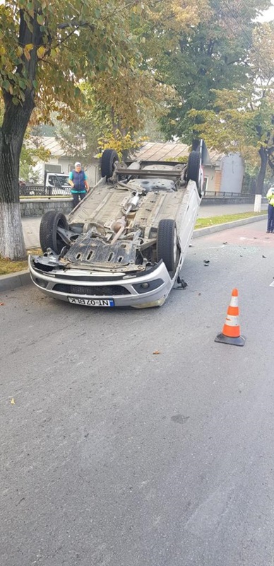 Mașină răsturnată într-o curbă la Târgu Frumos, ZCH NEWS - sursa ta de informații