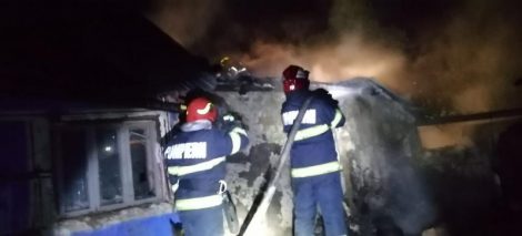 Foto. Într-o singură oră, focul le-a mistuit acoperişul casei, ZCH NEWS - sursa ta de informații