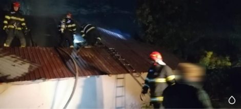 Foto. Într-o singură oră, focul le-a mistuit acoperişul casei, ZCH NEWS - sursa ta de informații