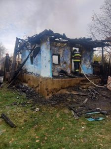 Foto. Casă părăsită distrusă de flăcări la Bozieni, ZCH NEWS - sursa ta de informații