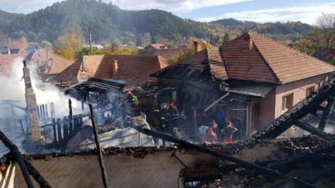 Foto. Video. Incendiu devastator la Asău: acoperișurile a două case și trei magazii cuprinse de flăcări, ZCH NEWS - sursa ta de informații