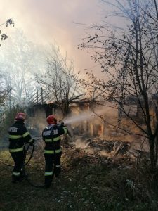 Foto. Casă părăsită incendiată intenționat la Ruginoasa, ZCH NEWS - sursa ta de informații