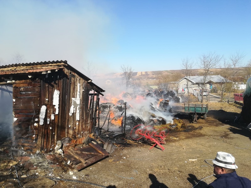 Foto. Muncă de Sisif la incendiul din două gospodării, 140 tone de nutrețuri au ars, ZCH NEWS - sursa ta de informații