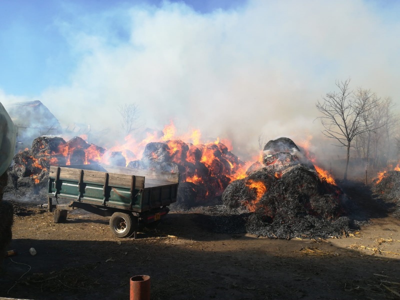 Foto. Muncă de Sisif la incendiul din două gospodării, 140 tone de nutrețuri au ars, ZCH NEWS - sursa ta de informații