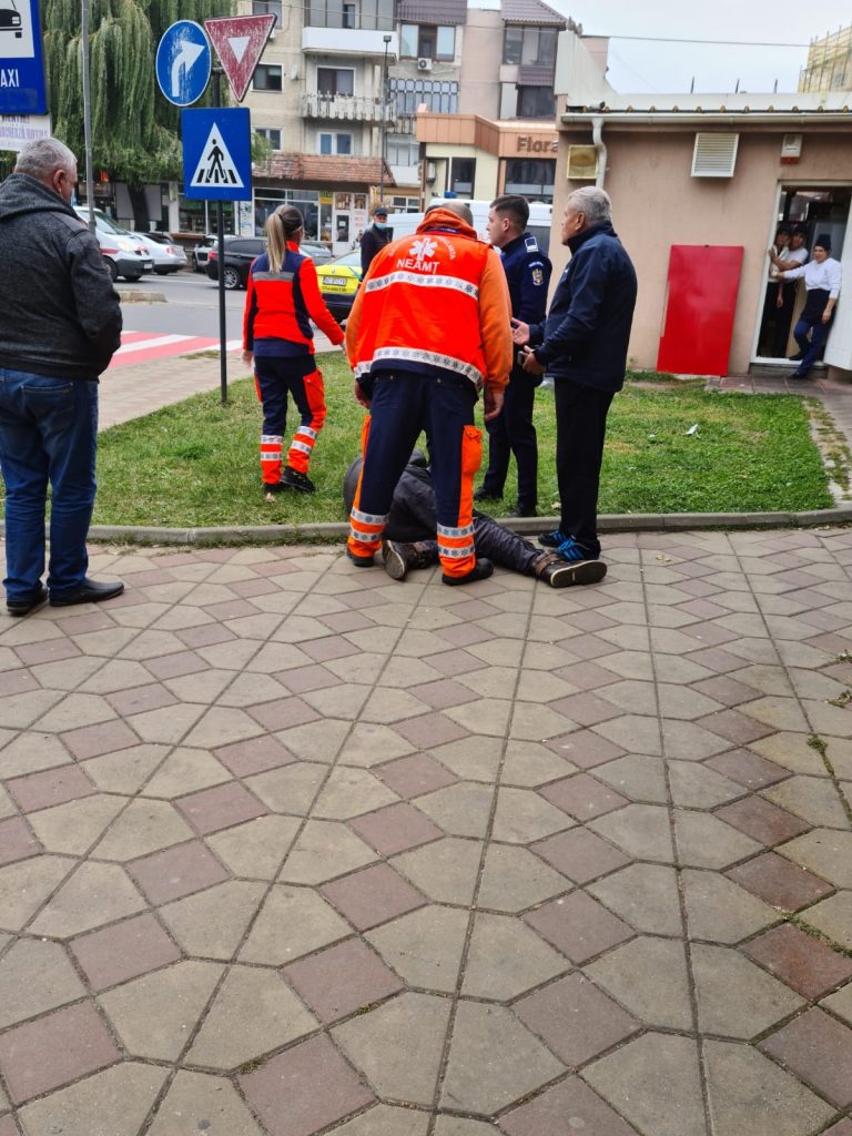 FOTO: Doi oameni au căzut din picioare, unul după altul, lângă parcul din Târgu Neamț, ZCH NEWS - sursa ta de informații