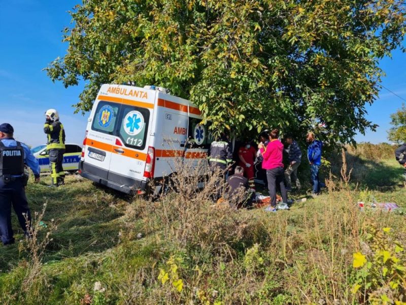 Știre actualizată. FOTO: Girov – Ambulanță proiectată în copac, 4 victime