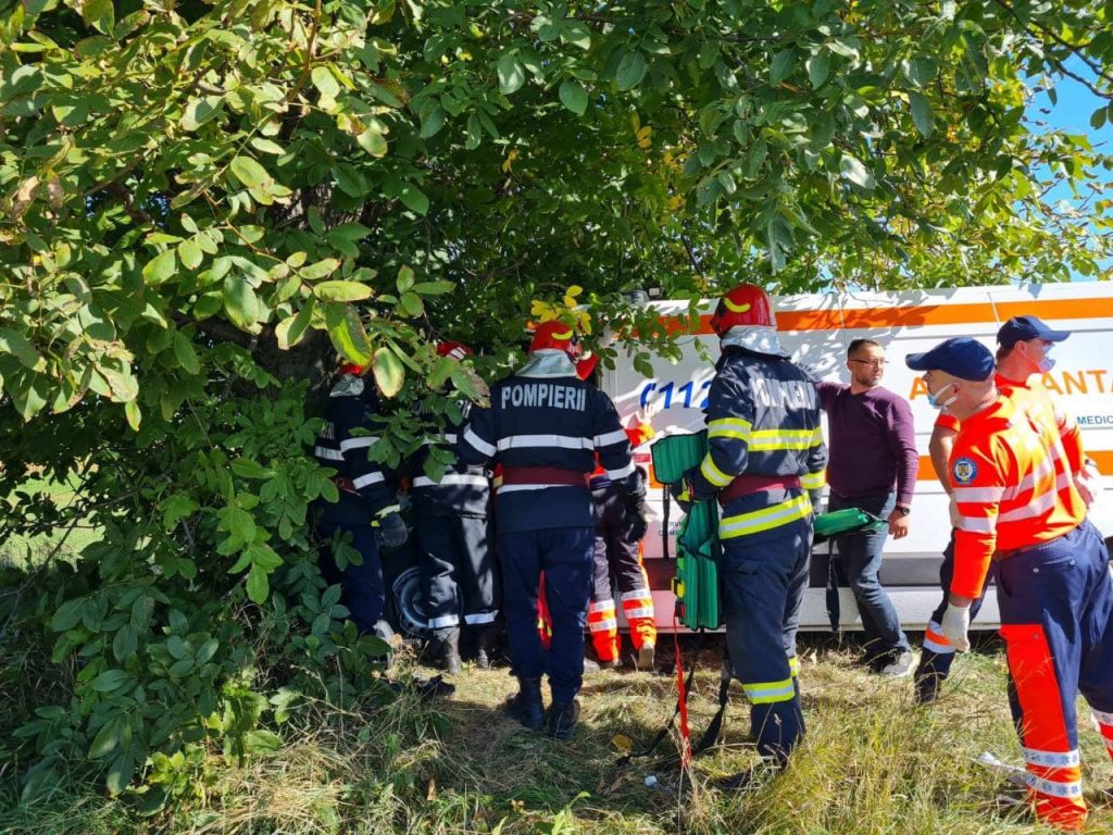Știre actualizată. FOTO: Girov &#8211; Ambulanță proiectată în copac, 4 victime, ZCH NEWS - sursa ta de informații