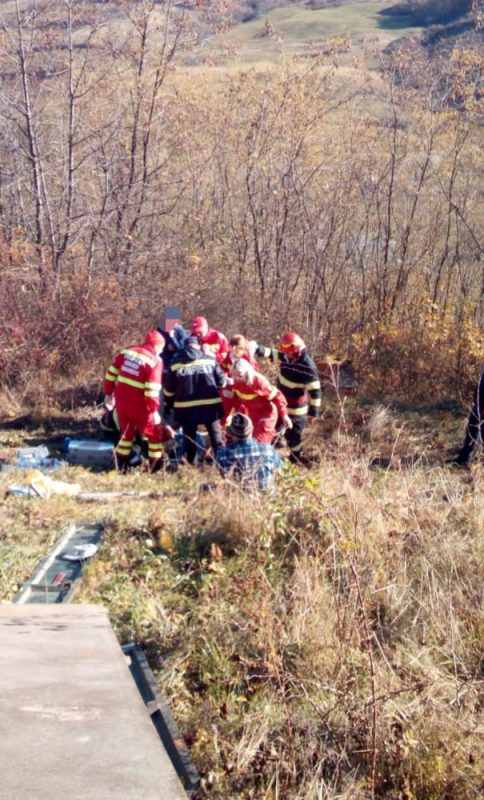 FOTO: Un bărbat a murit după ce s-a răsturnat cu tractorul