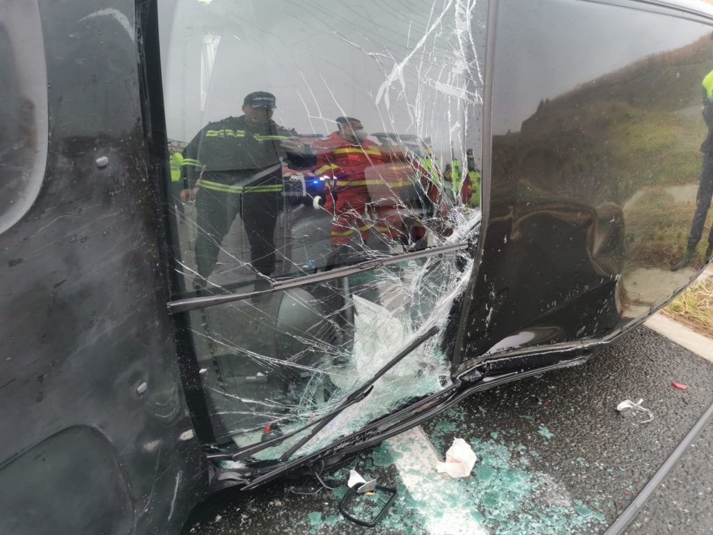 FOTO: Au scăpat ca prin minune. Mașină răsturnată la Valea Ursului, ZCH NEWS - sursa ta de informații