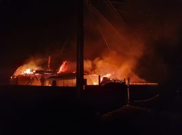 Casă distrusă de flăcări în Oglinzi