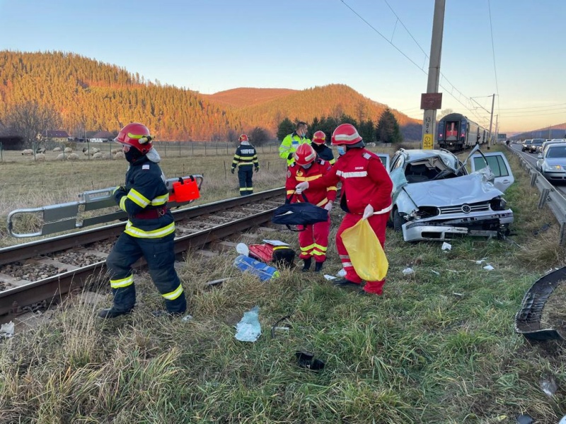FOTO. Autoturism acroșat de tren, două femei grav accidentate, ZCH NEWS - sursa ta de informații