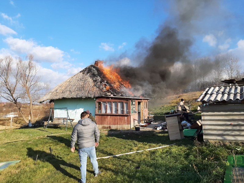 VIDEO. O familie cu trei copii a rămas fără acoperiș, în prag de iarnă