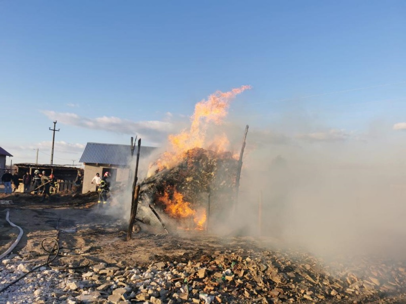 FOTO. Incendiu devastator la un depozit: ard 10 tone de furaje!, ZCH NEWS - sursa ta de informații