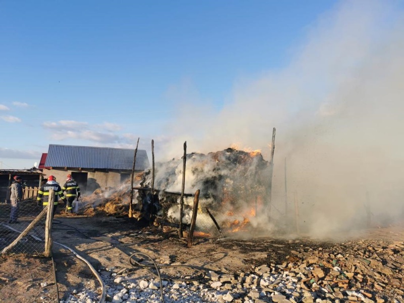FOTO. Incendiu devastator la un depozit: ard 10 tone de furaje!, ZCH NEWS - sursa ta de informații