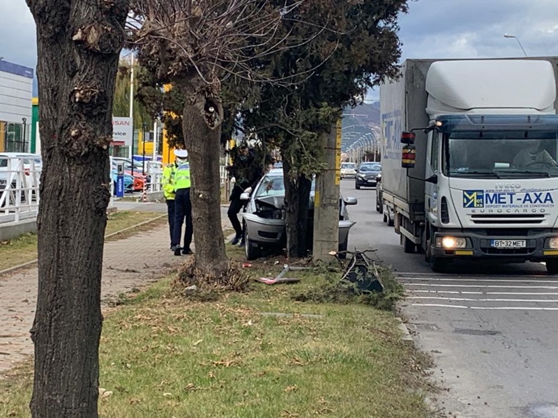 Știre actualizată. FOTO. Un autoturism a intrat într-un copac la ieșirea din Piatra Neamț spre Bacău, o victimă transportată la spital, ZCH NEWS - sursa ta de informații