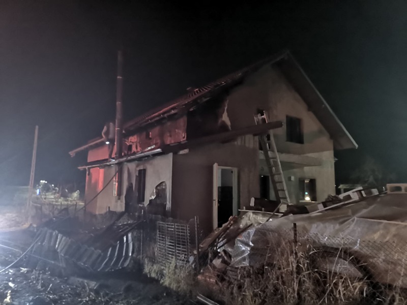 A încercat să stingă incendiul izbucnit la acoperișul casei şi a suferit arsuri la faţă, ZCH NEWS - sursa ta de informații