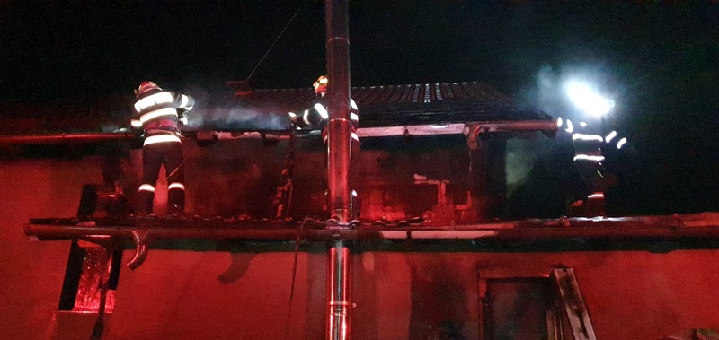 A încercat să stingă incendiul izbucnit la acoperișul casei şi a suferit arsuri la faţă, ZCH NEWS - sursa ta de informații