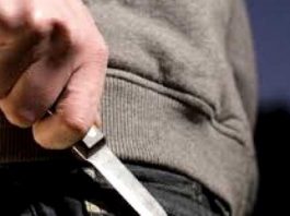 Reținut după ce a amenințat cu un cuțit clienții unui restaurant din Piatra Neamț Poză cuțit - Un bărbat din Neamț a încercat să își pună capăt zilelor