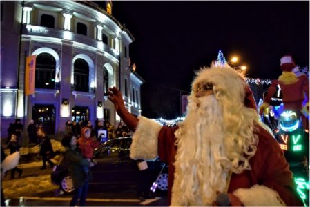 Caravana lui Moș Crăciun aduce magia Crăciunului în Piatra-Neamț (P), ZCH NEWS - sursa ta de informații