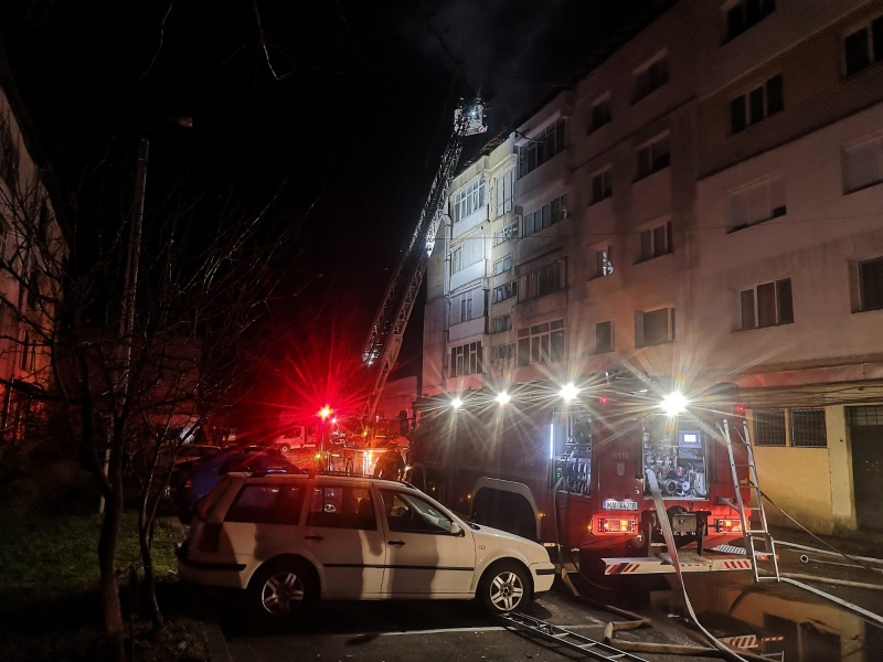 Incendiu în Onești: o terasă și acoperișul unui bloc distruse de flăcări, locatarii evacuați peste noapte, ZCH NEWS - sursa ta de informații