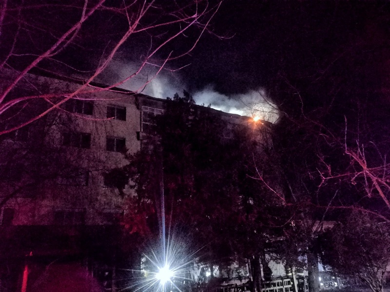 Incendiu în Onești: o terasă și acoperișul unui bloc distruse de flăcări, locatarii evacuați peste noapte, ZCH NEWS - sursa ta de informații