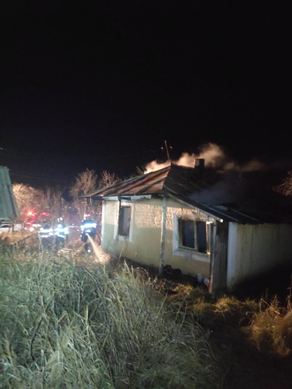VIDEO. La un pas de tragedie: bărbat cu arsuri la cap și mâini într-un incendiu care i-a distrus casa