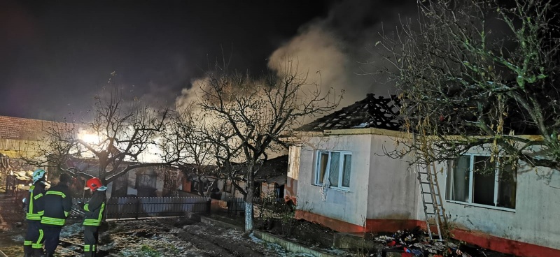 Trei familii au rămas fără casă după un incendiu devastator