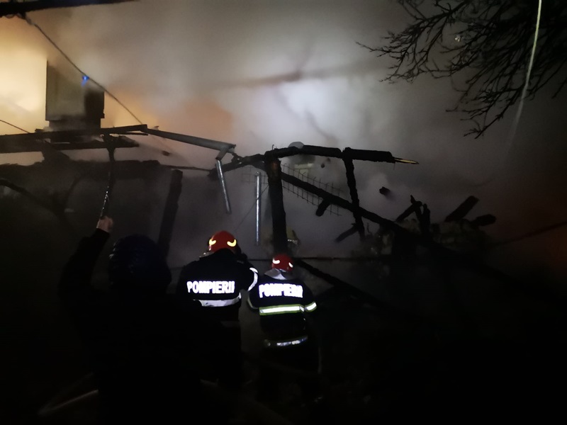 VIDEO. Luptă sisifică cu focul la casa praznicală din Asău, ZCH NEWS - sursa ta de informații
