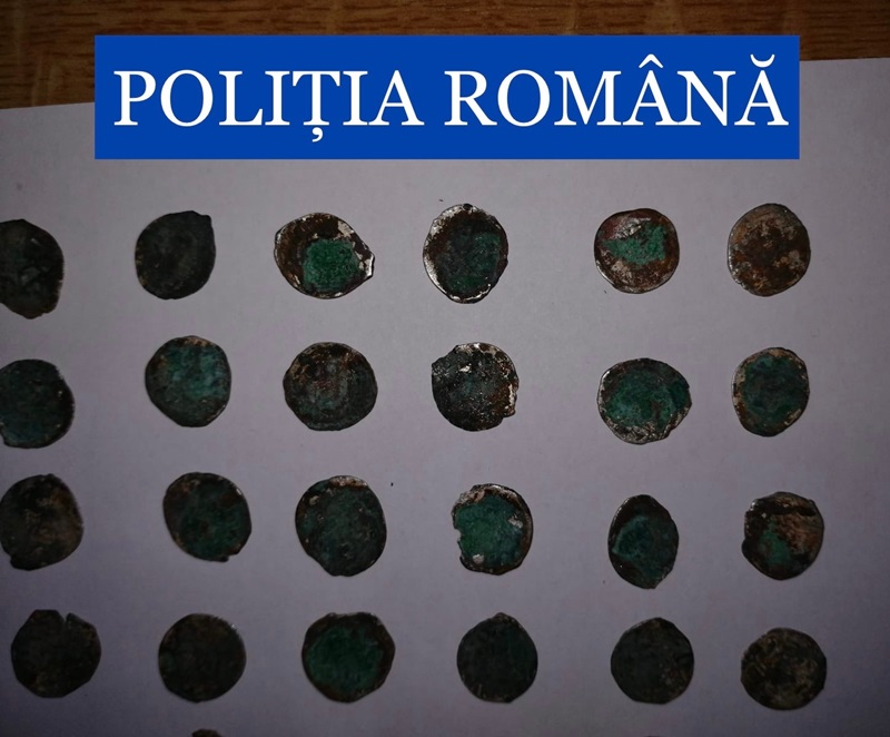 FOTO. Monede medievale recuperate cu mascaţii la percheziţii, ZCH NEWS - sursa ta de informații