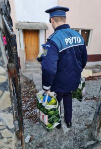 Polițiștii ieșeni au fost Moș Crăciunul copiilor săraci, ZCH NEWS - sursa ta de informații