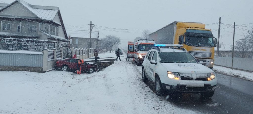 FOTO: Mașină în șanț, la prima ninsoare serioasă, ZCH NEWS - sursa ta de informații