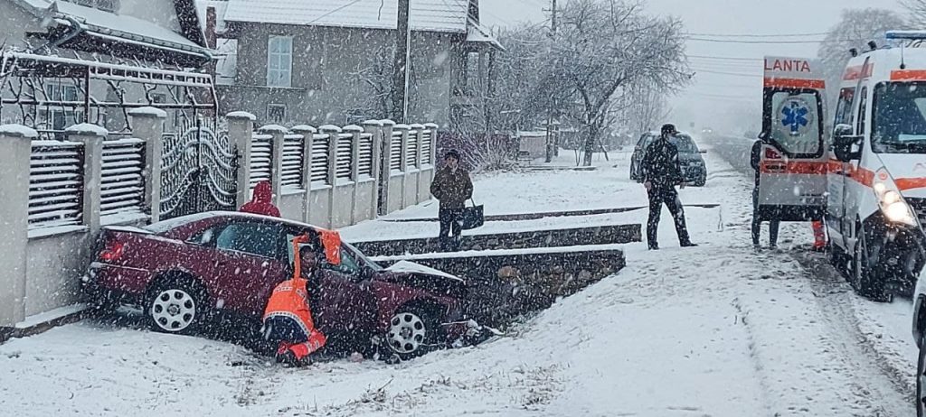 FOTO: Mașină în șanț, la prima ninsoare serioasă, ZCH NEWS - sursa ta de informații