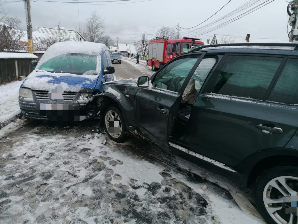 FOTO: Șofer rănit, coliziune între trei mașini la Humulești, ZCH NEWS - sursa ta de informații
