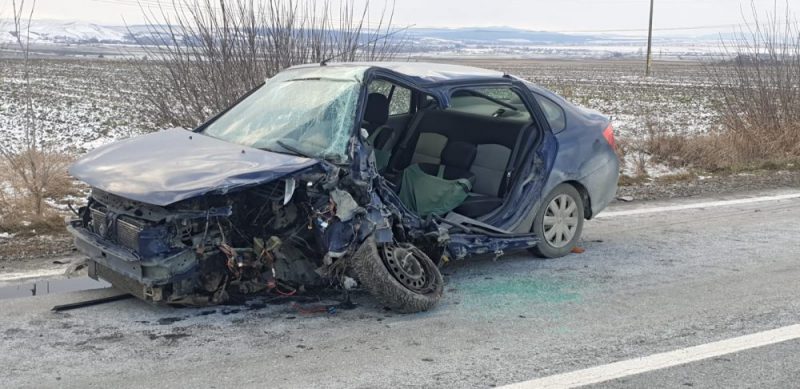 FOTO: Copilaș de 1 an și un bărbat răniți într-un accident grav, la Tupilați