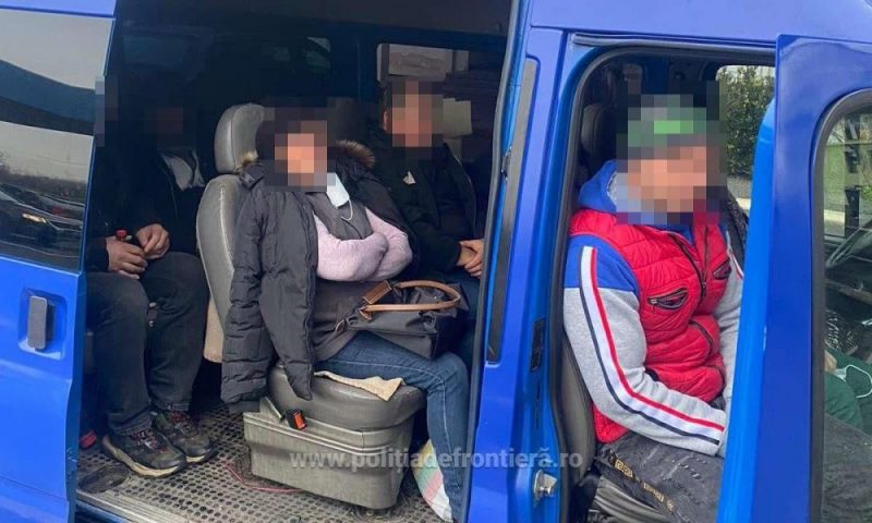 FOTO – Uluitor! Un microbuz cu 8 băcăuani a „forțat” intrarea în țară