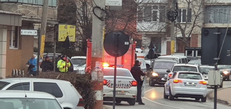 Știre actualizată. FOTO. Târgu Neamț: A izbit o mașină în bloc și a fugit, ZCH NEWS - sursa ta de informații