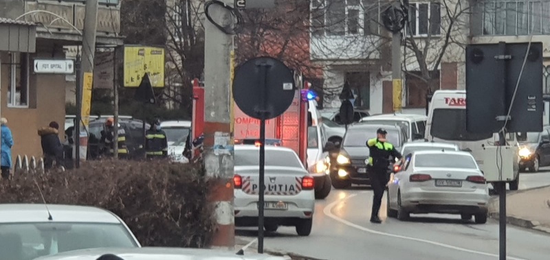 Știre actualizată. FOTO. Târgu Neamț: A izbit o mașină în bloc și a fugit, ZCH NEWS - sursa ta de informații