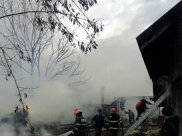 Muncă de Sisif la un incendiu în Siliștea, Români. Proprietarul a suferit arsuri la față și la mâini