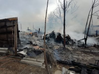 Muncă de Sisif la un incendiu în Siliștea, Români. Proprietarul a suferit arsuri la față și la mâini, ZCH NEWS - sursa ta de informații
