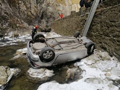 Mașină răsturnată în râul Bicaz, trei victime la spital, ZCH NEWS - sursa ta de informații