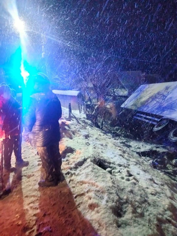 TIR răsturnat peste un gard la Pipirig, ZCH NEWS - sursa ta de informații