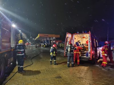 Știre actualizată. Exercițiu ISU la Roman. Explozie într-o stație PECO. O persoană blocată într-o mașină în flăcări, ZCH NEWS - sursa ta de informații