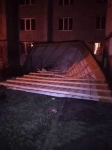 Știre actualizată. Vântul a făcut ravagii în Neamț. Comunicat oficial, acoperișuri smulse, mașini distruse, ZCH NEWS - sursa ta de informații